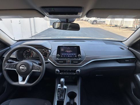 Used 2025 Nissan Altima 2.5 SV FWD image 33