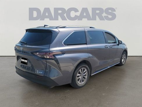 Used 2025 Toyota Sienna XLE FWD image 7