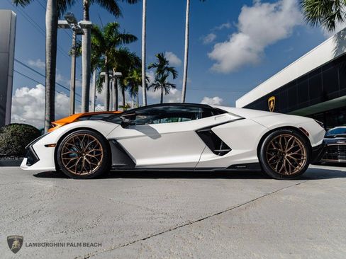 Used 2025 Lamborghini Revuelto image 2