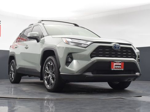 Used 2022 Toyota RAV4 XLE Premium AWD/4WD image 31