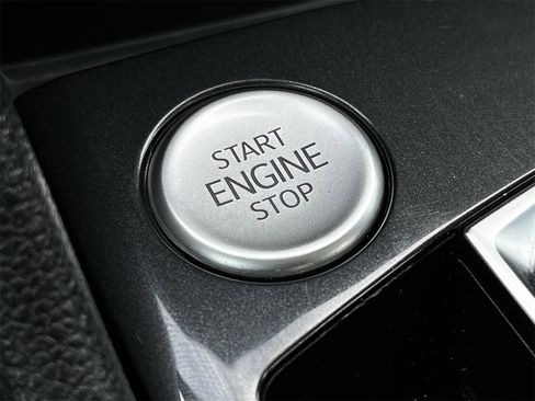 Used 2024 Volkswagen Tiguan SE image 19