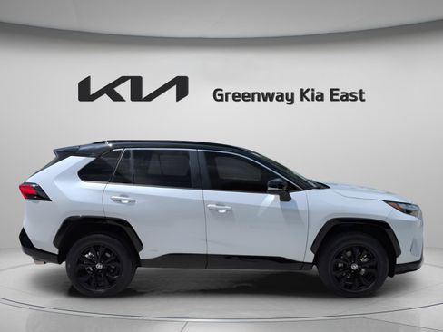Used 2025 Toyota RAV4 XSE AWD/4WD image 5