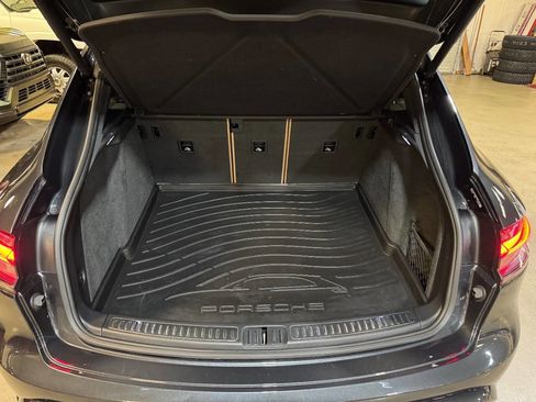 Used 2024 Porsche Macan Base AWD 4dr SUV w/ Premium Plus Package image 16