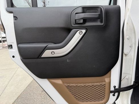 Used 2018 Jeep Wrangler Unlimited Rubicon w/ Connectivity Group image 33