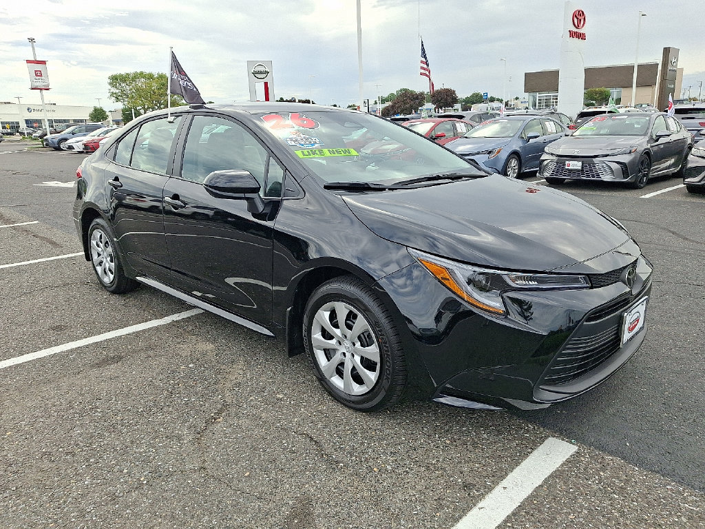 Used 2026 Toyota Corolla LE FWD image 3