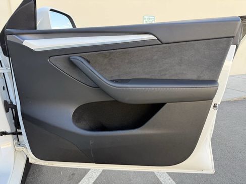 Used 2024 Tesla Model Y Long Range AWD/4WD image 27
