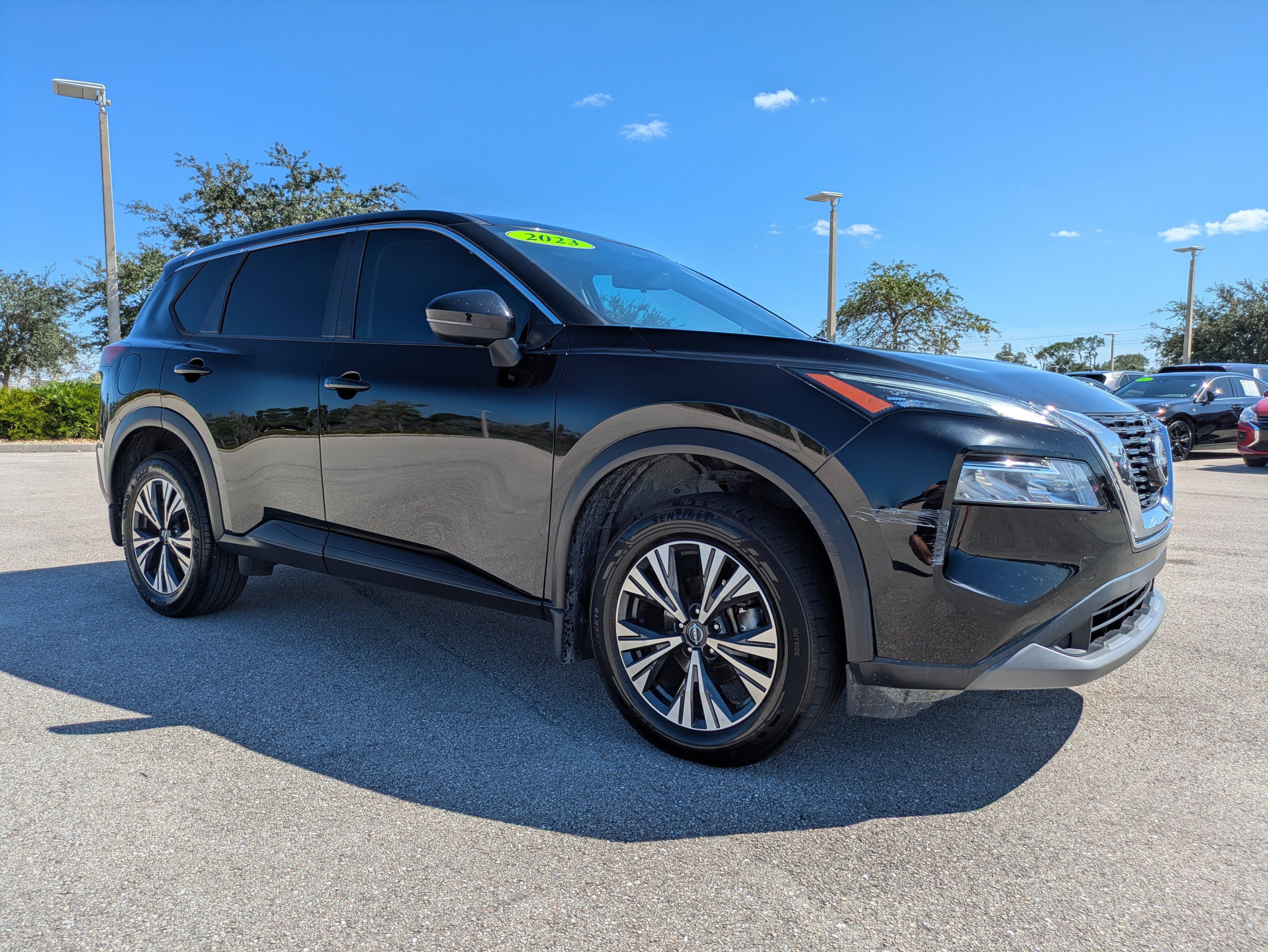 Used 2023 Nissan Rogue SV FWD image 2