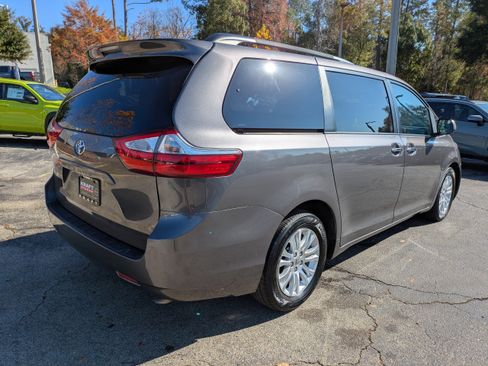 Used 2015 Toyota Sienna Limited image 4