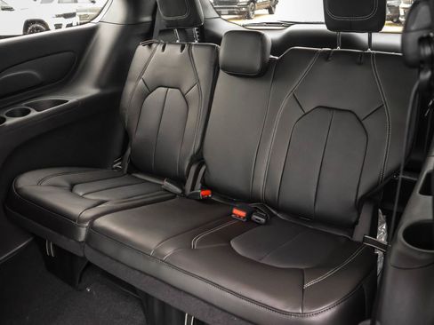 New 2026 Chrysler Pacifica Select image 5