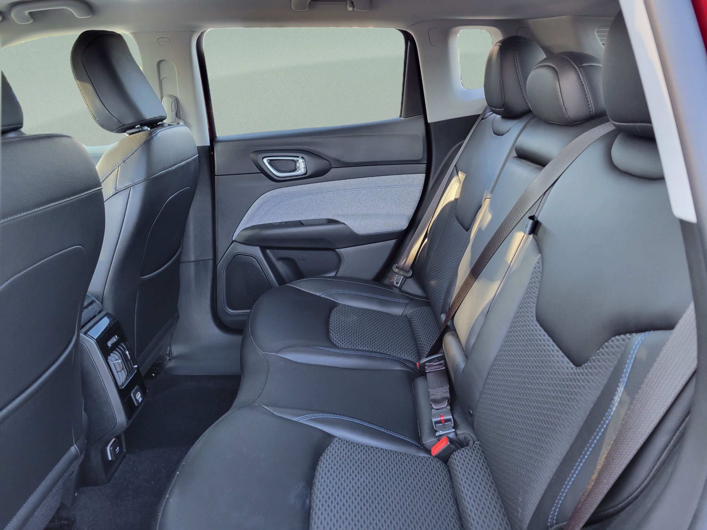 Used 2022 Jeep Compass Latitude FWD image 6