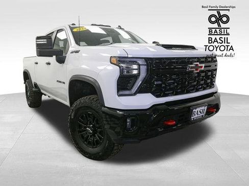 Used 2024 Chevrolet Silverado 2500 ZR2 w/ Technology Package image 2