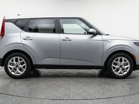 Used 2025 Kia Soul LX w/ LX Technology Package FWD image 11