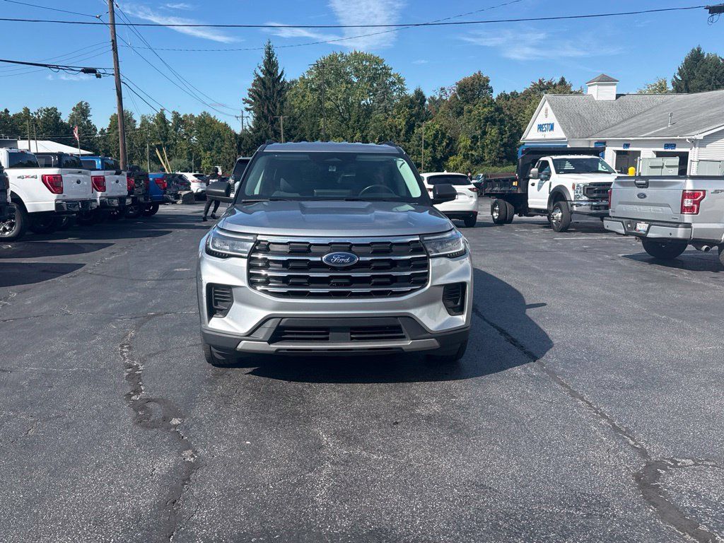 Used 2025 Ford Explorer Active AWD/4WD image 8