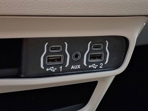 Used 2024 Chrysler Pacifica Touring-L image 25