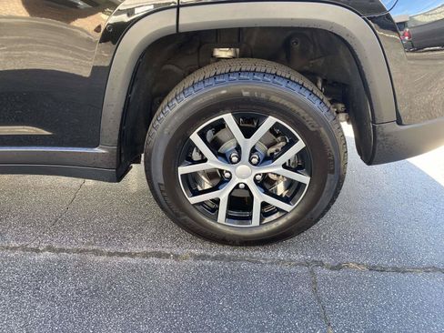 Used 2024 Jeep Grand Cherokee Limited w/ Luxury Tech Group II RWD image 23