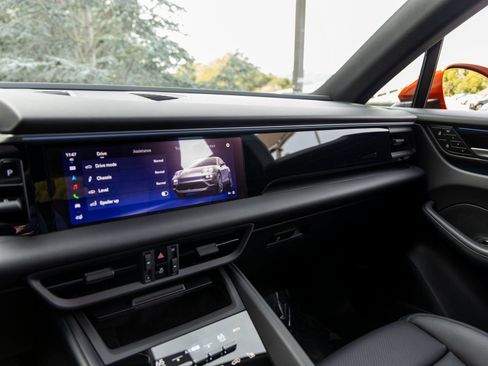 Certified 2025 Porsche Macan Electric image 34