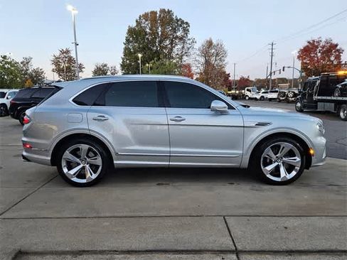 Used 2023 Bentley Bentayga Plug-In Hybrid image 9