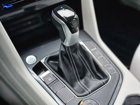 Used 2022 Volkswagen Tiguan SE R-Line image 27