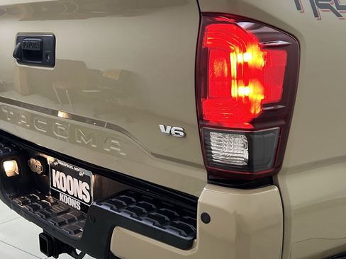 Used 2018 Toyota Tacoma TRD Off-Road w/ Technology Package AWD/4WD image 29