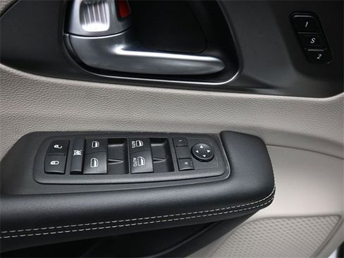 Used 2024 Chrysler Pacifica Touring-L image 10