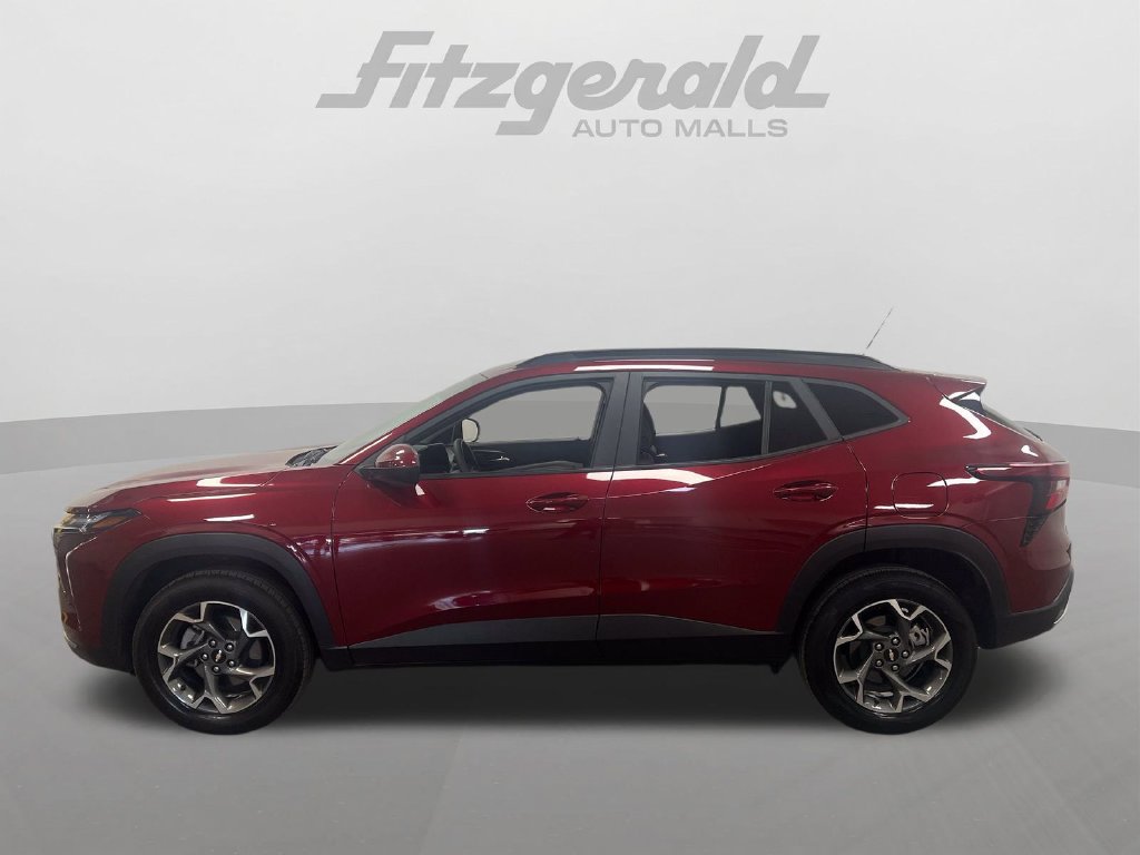 Used 2024 Chevrolet Trax LT FWD image 2