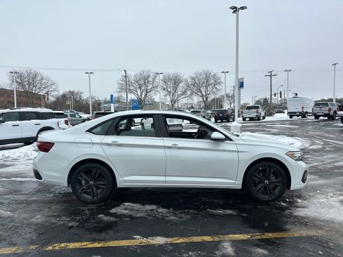 Used 2024 Volkswagen Jetta SE w/ Panoramic Sunroof Package image 9