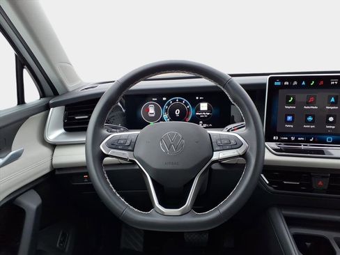 Used 2025 Volkswagen Tiguan SE image 11