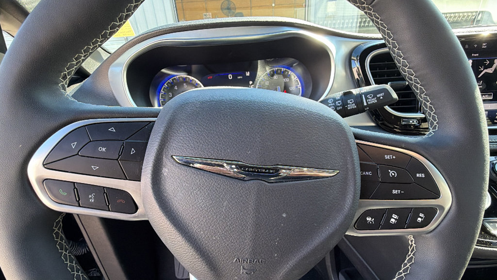 Used 2026 Chrysler Pacifica Limited FWD image 16