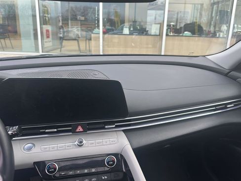 Used 2023 Hyundai Elantra Limited image 28