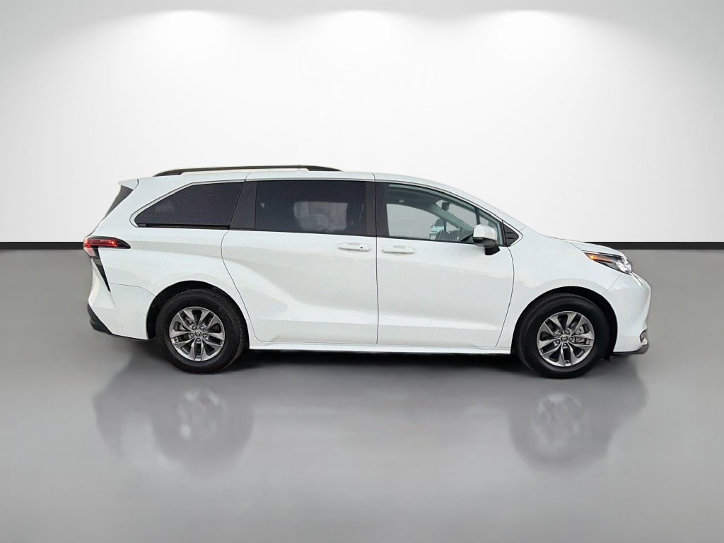 Used 2022 Toyota Sienna LE w/ LE Plus Package AWD/4WD image 2