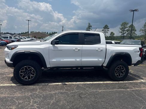 Used 2024 Chevrolet Colorado ZR2 w/ Technology Package AWD/4WD image 4
