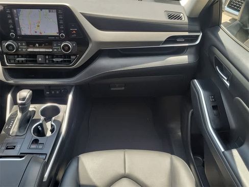 Used 2020 Toyota Highlander XLE image 16
