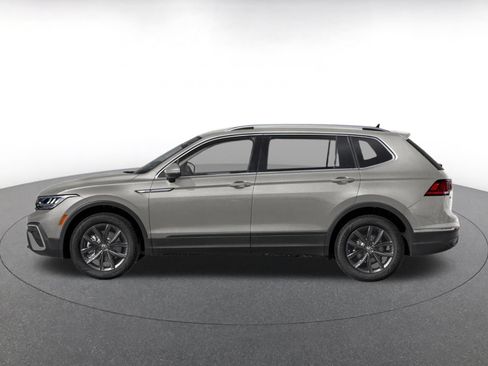 Used 2024 Volkswagen Tiguan SE FWD image 3