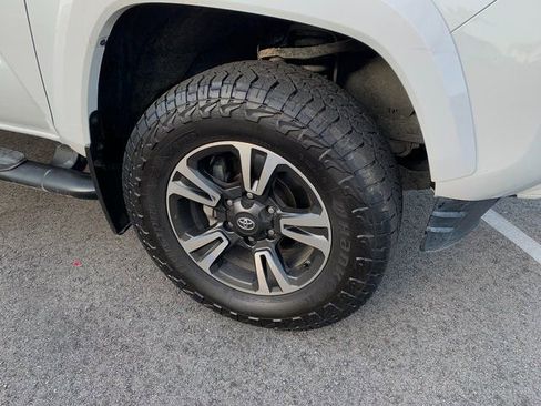 Used 2017 Toyota Tacoma TRD Sport image 7