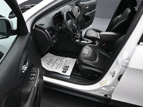 Used 2019 Jeep Cherokee Limited image 15