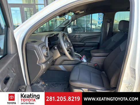 Used 2025 Chevrolet Colorado W/T image 14