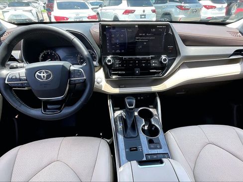 Used 2021 Toyota Highlander Limited FWD image 14