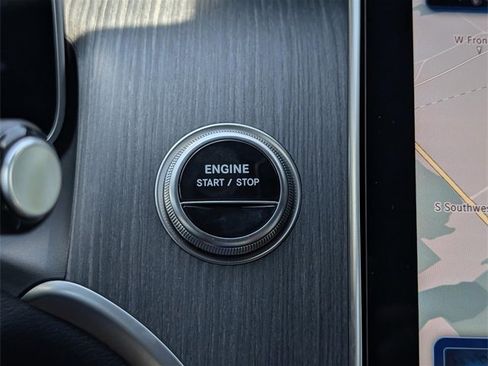 Used 2025 Mercedes-Benz GLC 350e 4MATIC image 18