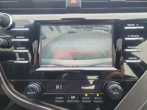 Used 2018 Toyota Camry SE w/ Moonroof Package image 12