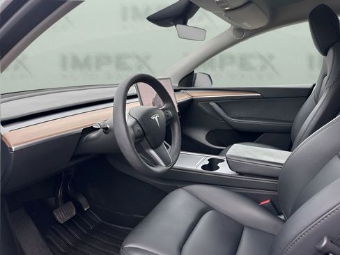 Used 2024 Tesla Model Y 2WD image 9