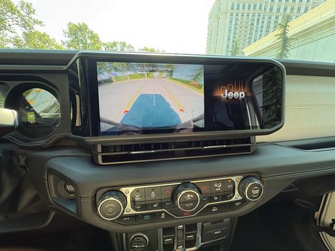 Used 2025 Jeep Wrangler Unlimited Sahara AWD/4WD image 24