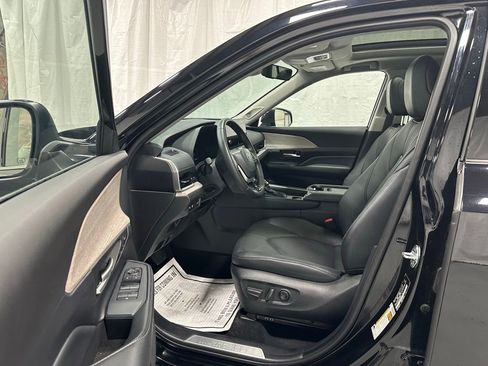 Used 2025 Toyota Grand Highlander AWD image 10