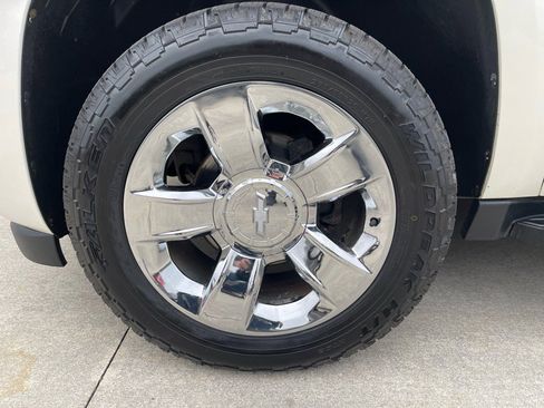 Used 2013 Chevrolet Avalanche LTZ image 17