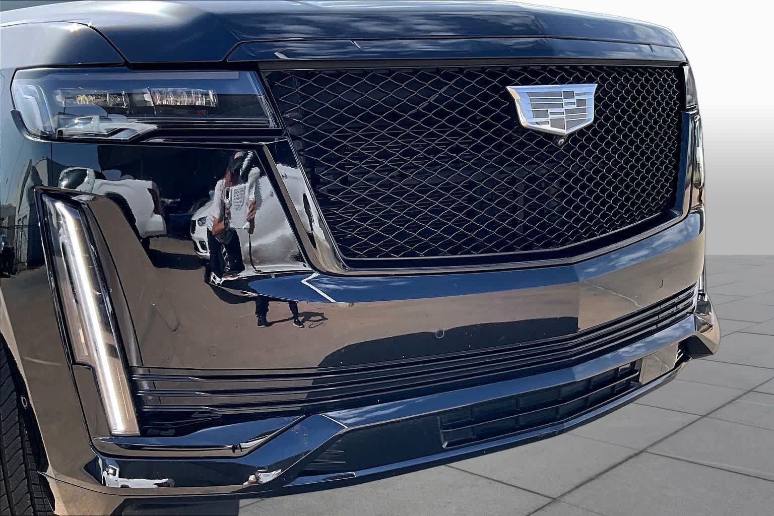 Used 2023 Cadillac Escalade Sport Platinum w/ LPO, ONYX Package AWD/4WD image 30