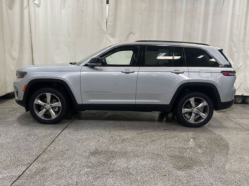 Certified 2022 Jeep Grand Cherokee Limited w/ Trailer Tow Prep Group (B) AWD/4WD image 2