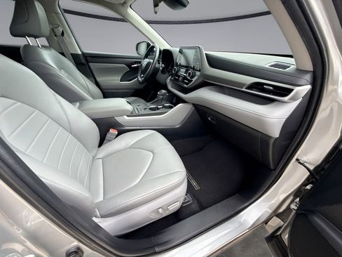 Used 2022 Toyota Highlander XLE FWD image 15