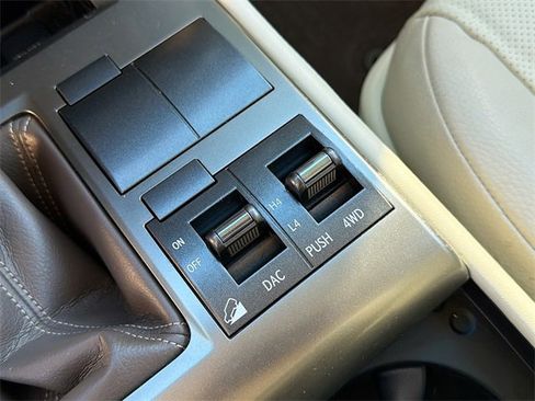 Used 2018 Lexus GX 460 image 29