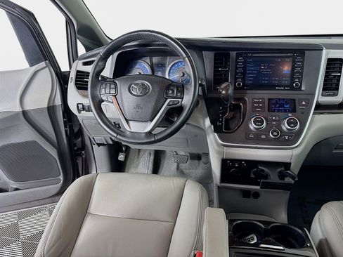 Used 2020 Toyota Sienna XLE image 25