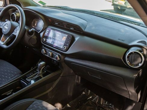 Used 2023 Nissan Kicks SV image 11