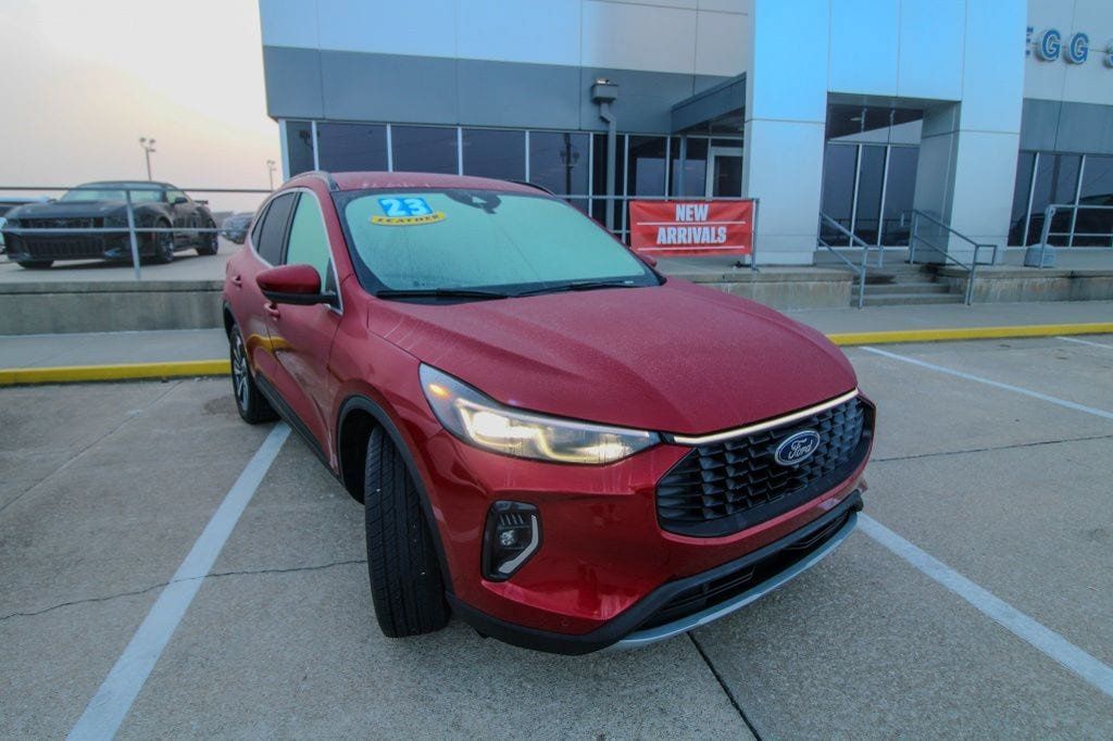 Used 2023 Ford Escape Platinum AWD/4WD image 2